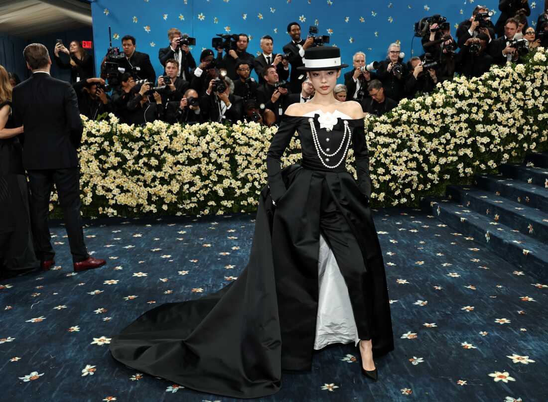 NEW YORK, NEW YORK - MAY 05: Jennie attends the 2025 Met Gala Celebrating